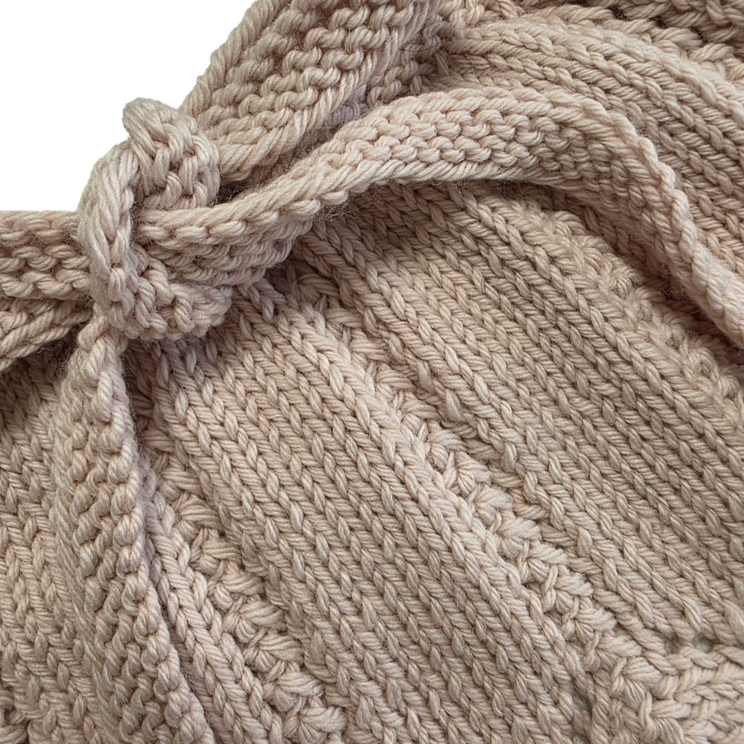 Strick-Schürze mit feinem Lochmuster, handgestrickt