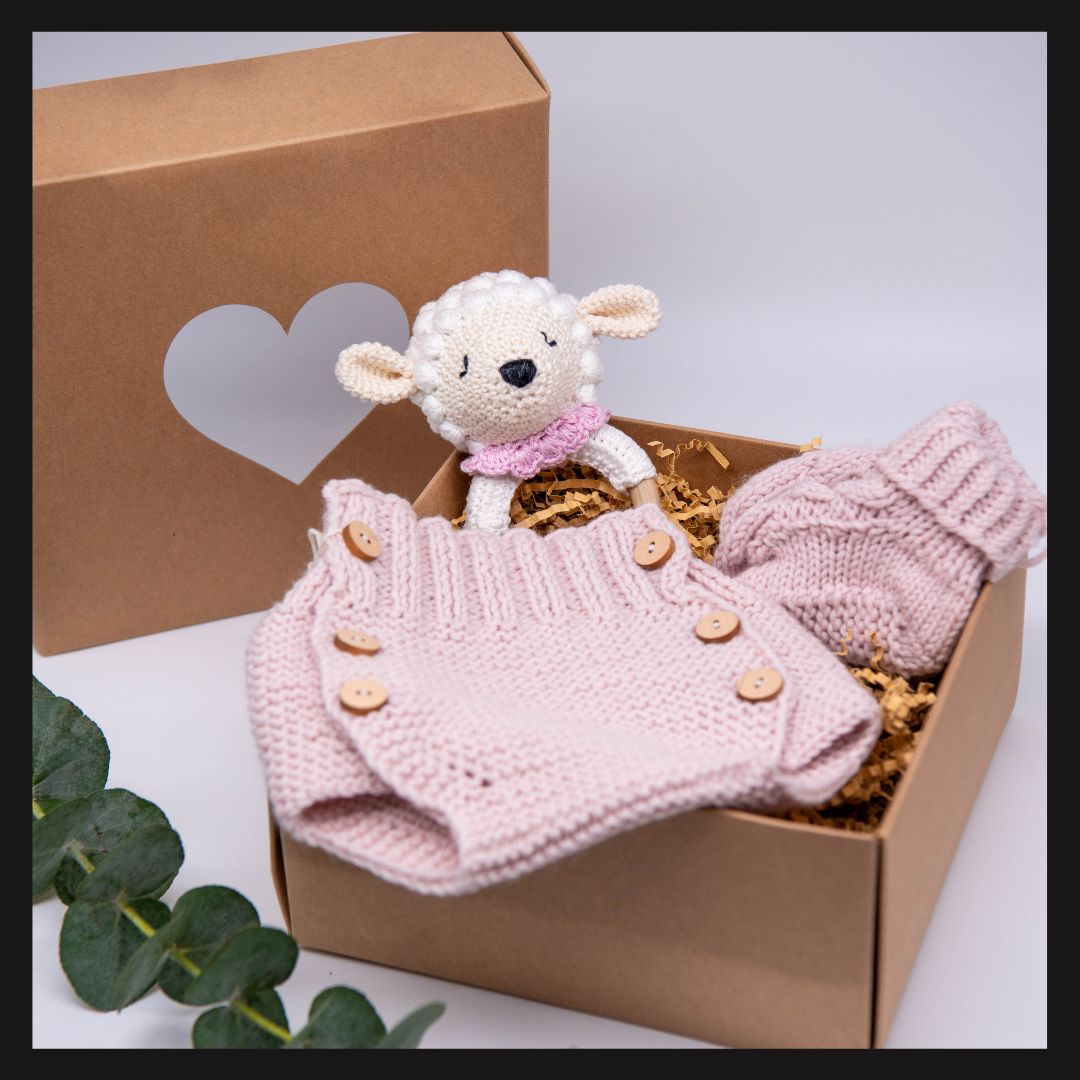 „Schäfchenglück“ – handgefertigte Baby Geschenkbox mit Strickhose, Söckchen & Häkel-Schaf