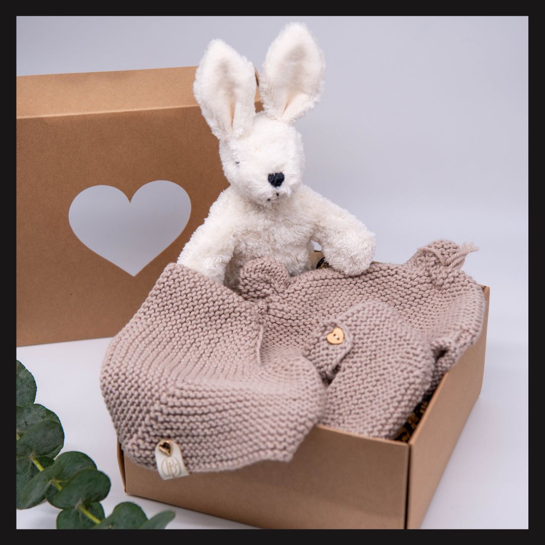 „Hasenglück“ – exklusive Baby Geschenkbox mit Kuschelhase & handgestrickten Merino-Accessoires