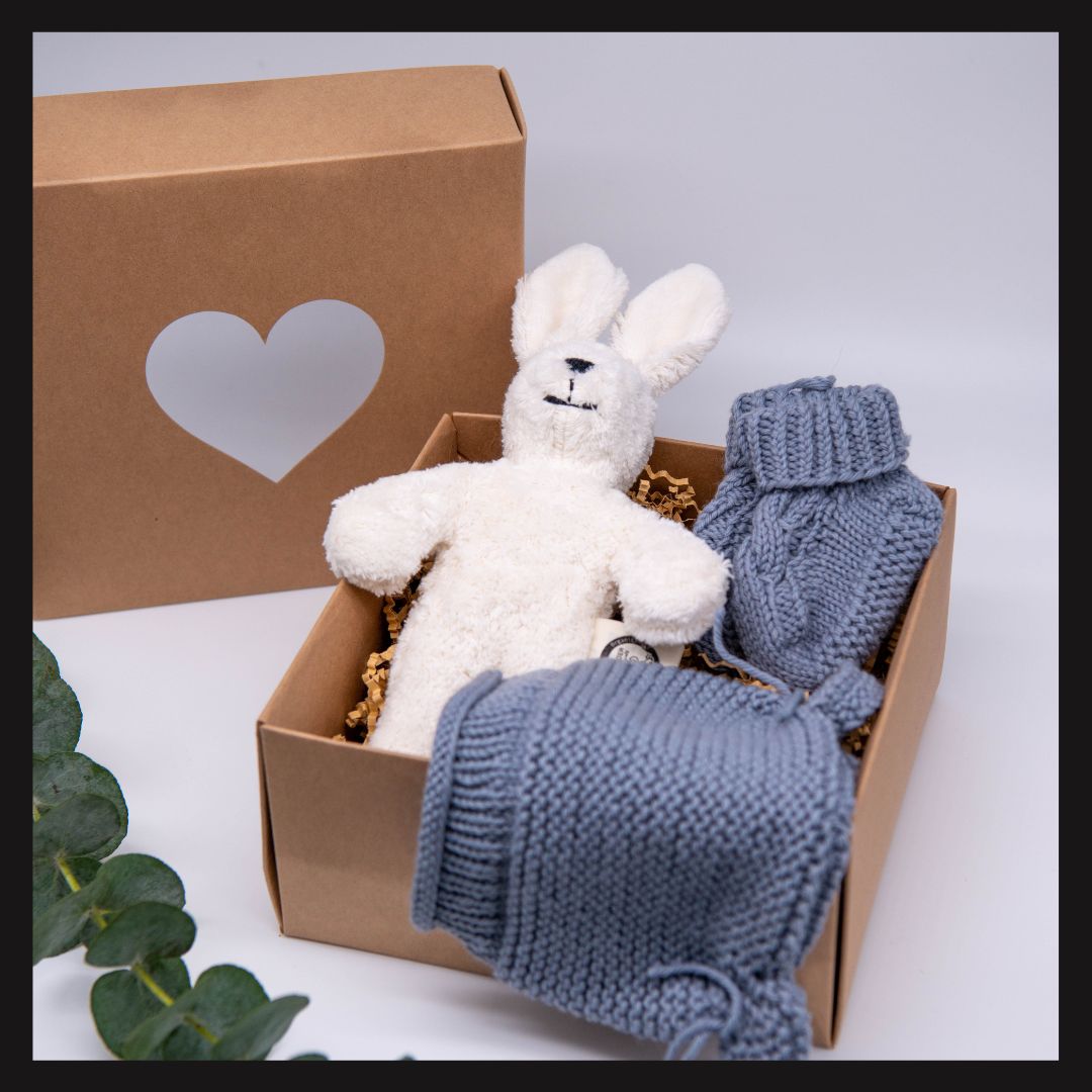 „Hasenzauber“ – liebevoll zusammengestellte Baby Geschenkbox mit Kuschelhase und handgestrickten Merino-Accessoires