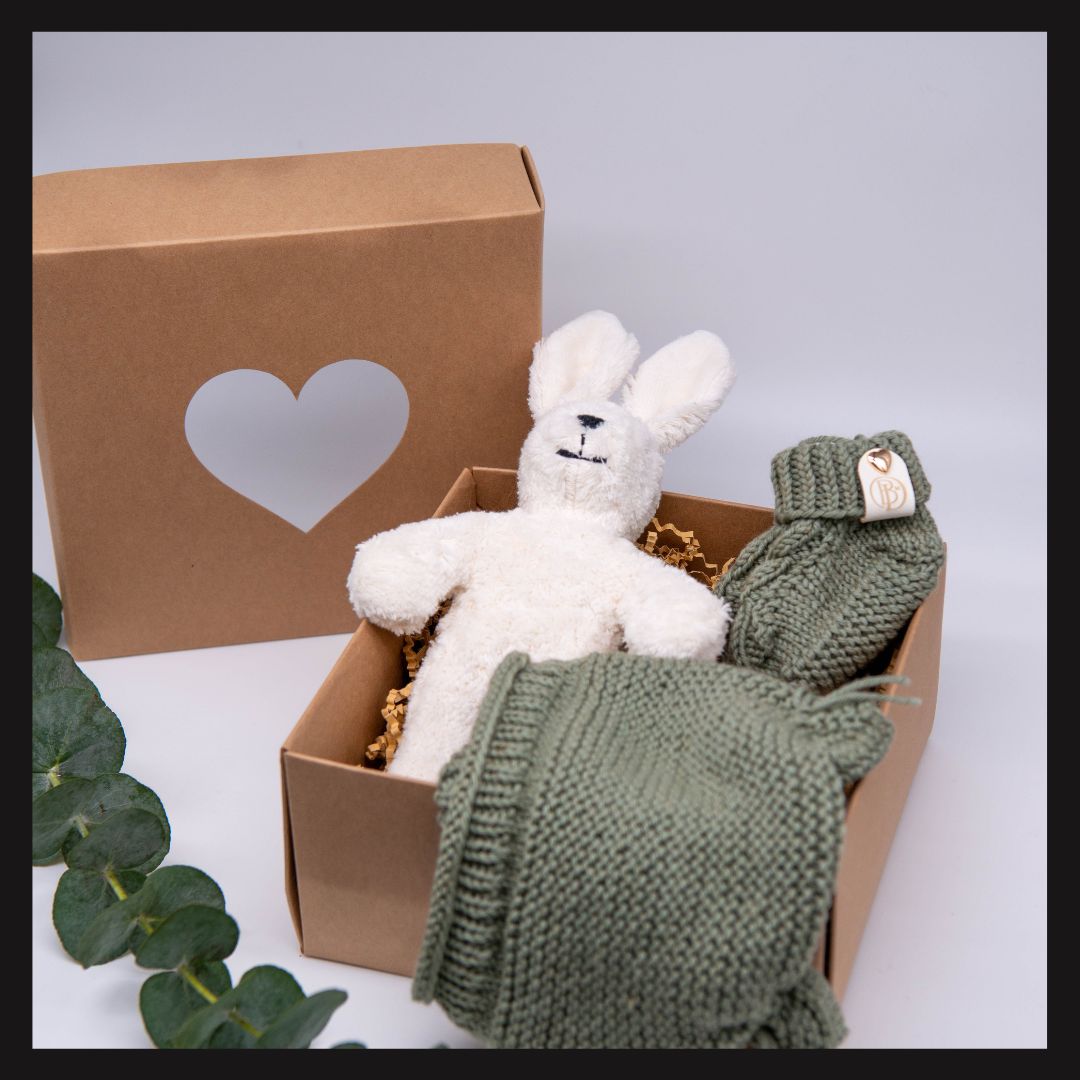 „Hasenzauber“ – liebevoll zusammengestellte Baby Geschenkbox mit Kuschelhase und handgestrickten Merino-Accessoires
