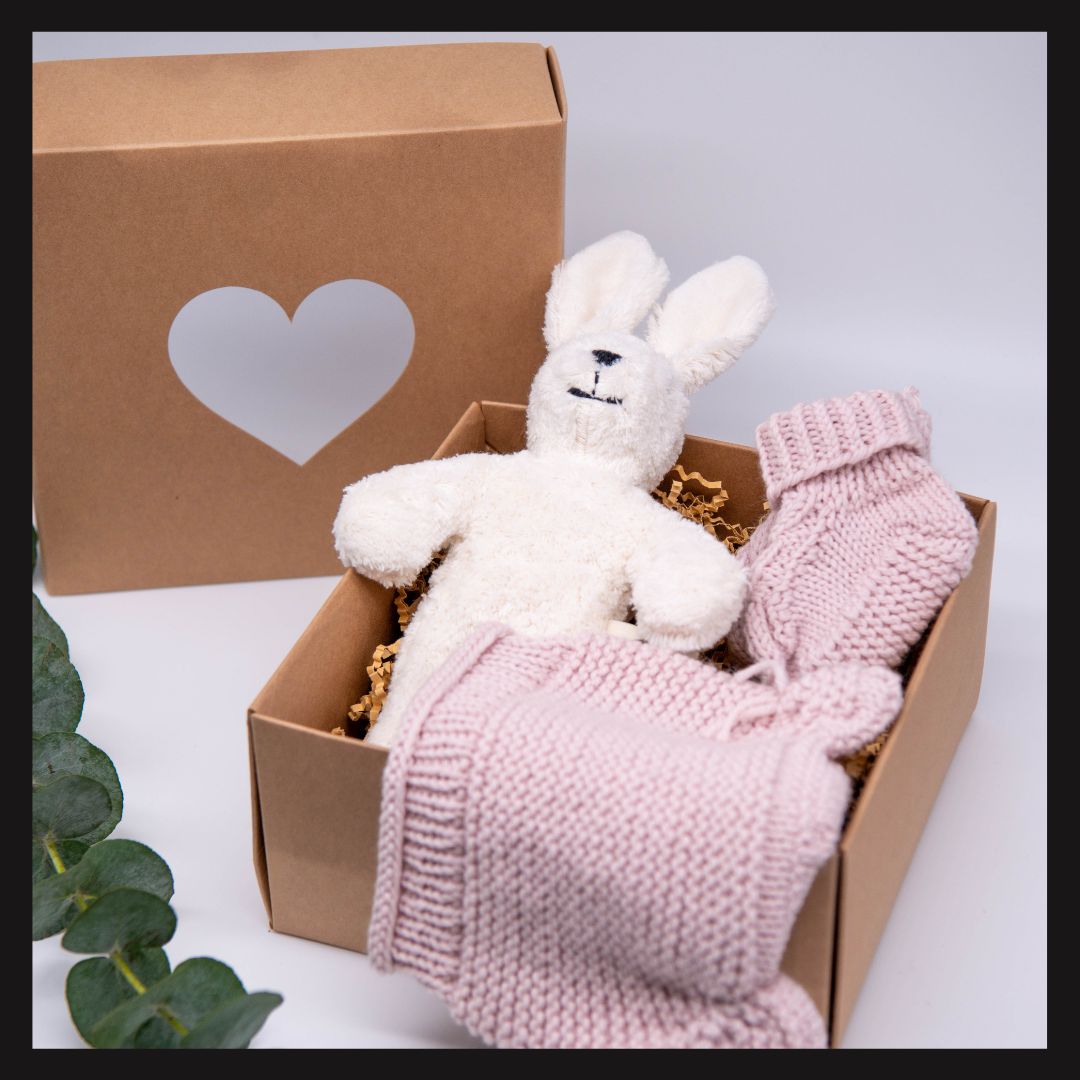 „Hasenzauber“ – liebevoll zusammengestellte Baby Geschenkbox mit Kuschelhase und handgestrickten Merino-Accessoires