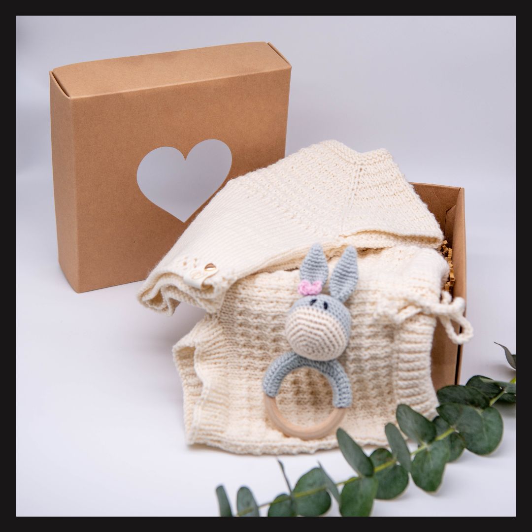 „Little Beauty“ – exklusive Baby Geschenkbox mit handgefertigter Kleidung aus Bio-Merinowolle