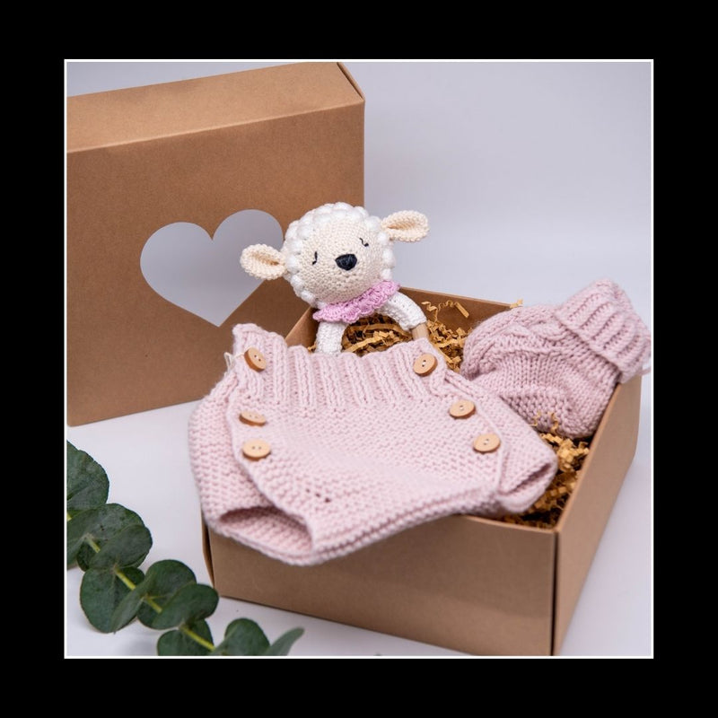 „Schäfchenglück“ – handgefertigte Baby Geschenkbox mit Strickhose, Söckchen & Häkel-Schaf