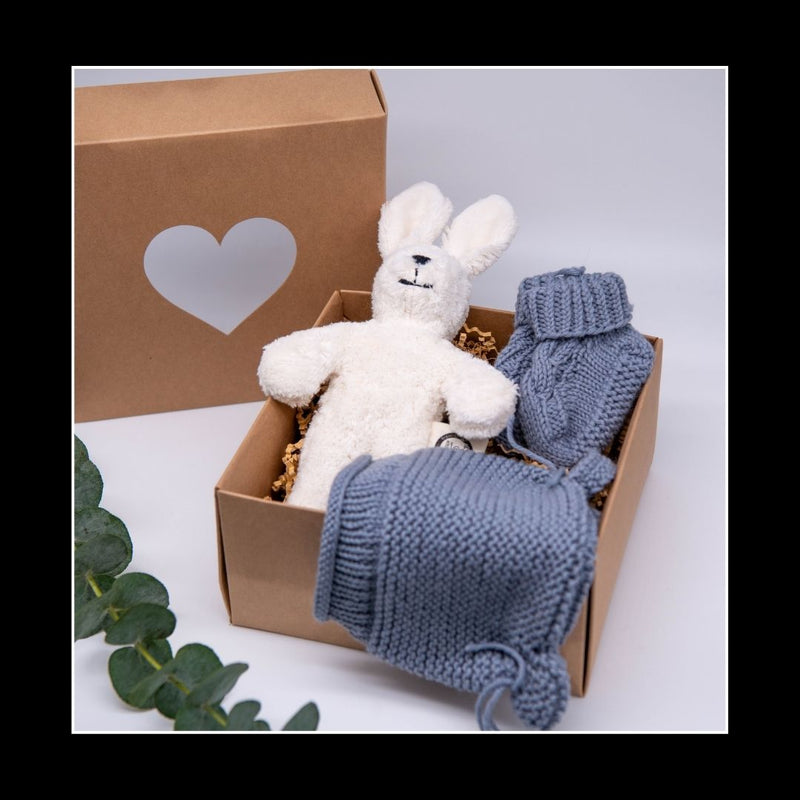 „Hasenzauber“ – liebevoll zusammengestellte Baby Geschenkbox mit Kuschelhase und handgestrickten Merino-Accessoires