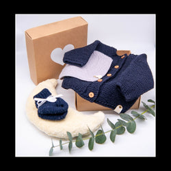 Geschenkbox „Mondzauber“ – handgestrickte Baby-Erstausstattung mit Wärmekissen