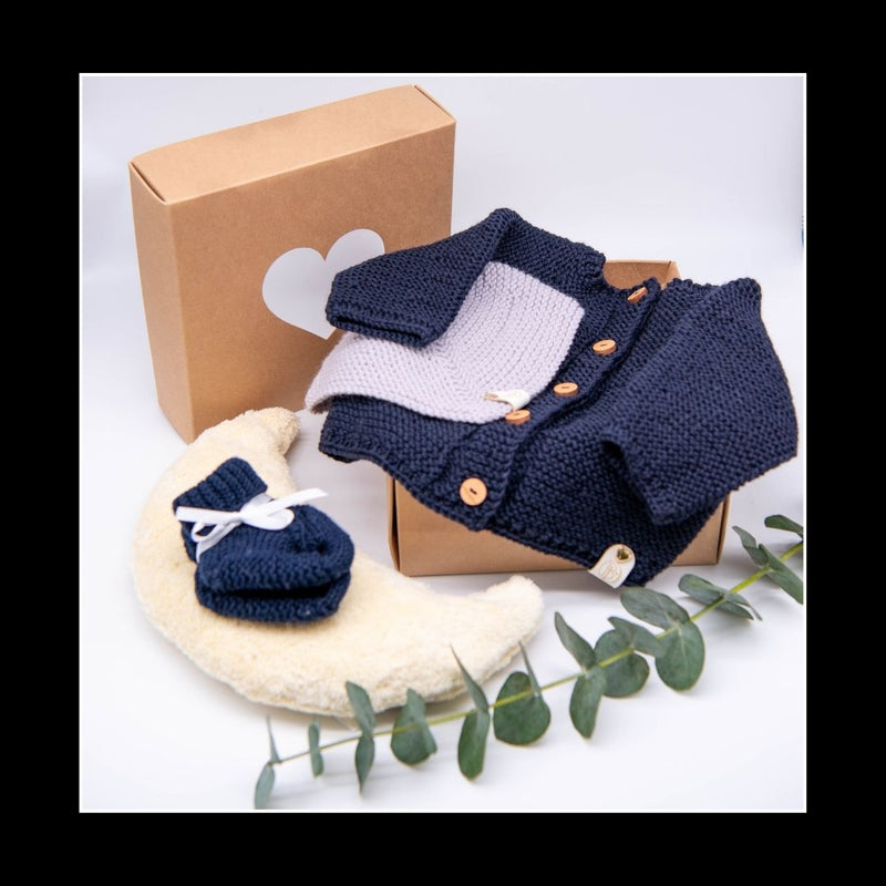 Geschenkbox „Mondzauber“ – handgestrickte Baby-Erstausstattung mit Wärmekissen