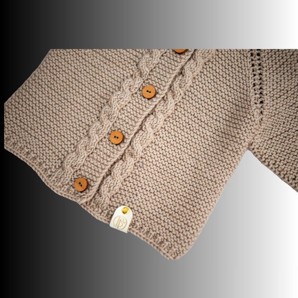 Handgestrickte Baby Strickjacke aus Bio Merinowolle – mit Zopfmuster & Holzknöpfen