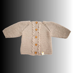 Handgestrickte Baby Strickjacke aus Bio Merinowolle – mit Zopfmuster & Holzknöpfen