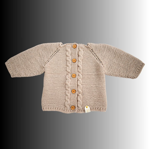 Handgestrickte Baby Strickjacke aus Bio Merinowolle – mit Zopfmuster & Holzknöpfen