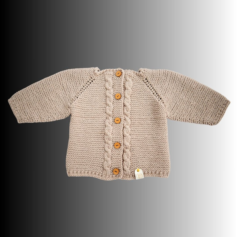 Handgestrickte Baby Strickjacke aus Bio Merinowolle – mit Zopfmuster & Holzknöpfen