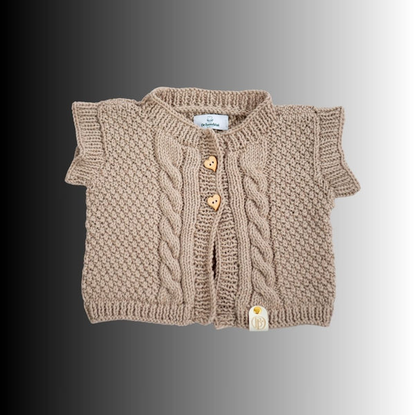 Handgestrickte Baby Weste aus Bio Merinowolle – mit Herzknöpfen & Zopfmuster