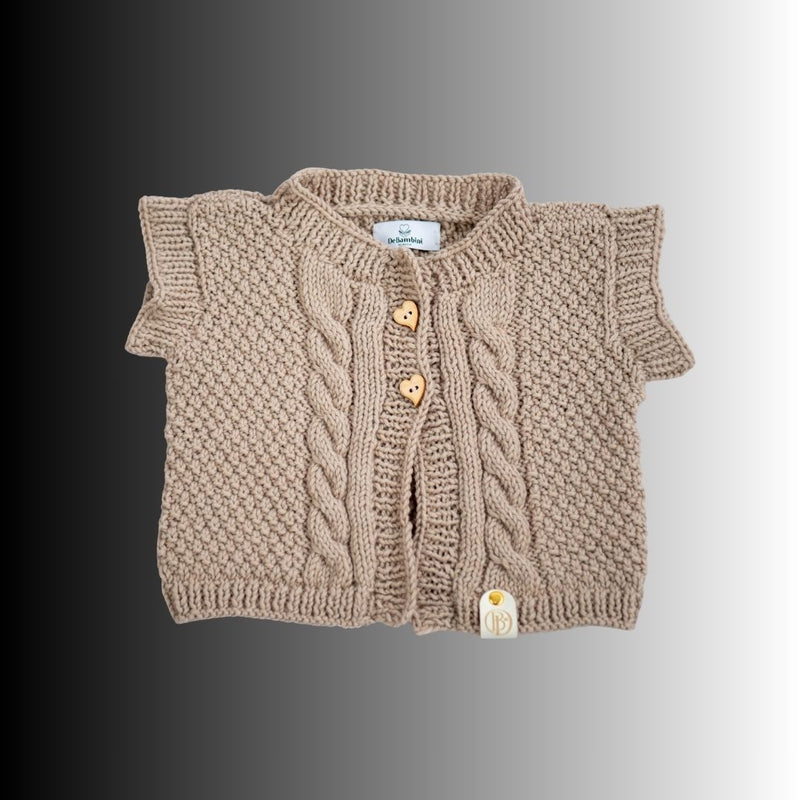 Handgestrickte Baby Weste aus Bio Merinowolle – mit Herzknöpfen & Zopfmuster