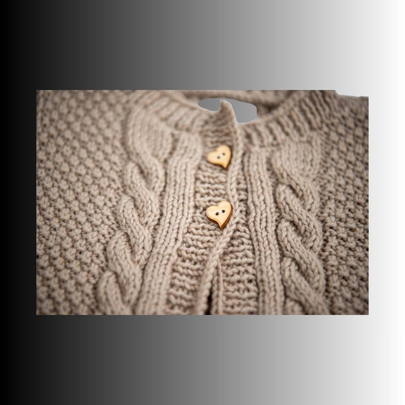 Handgestrickte Baby Weste aus Bio Merinowolle – mit Herzknöpfen & Zopfmuster