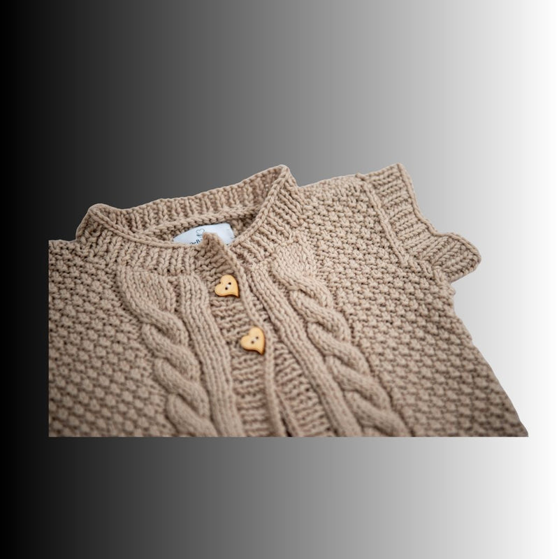 Handgestrickte Baby Weste aus Bio Merinowolle – mit Herzknöpfen & Zopfmuster
