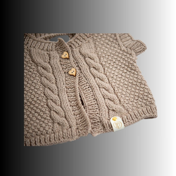 Handgestrickte Baby Weste aus Bio Merinowolle – mit Herzknöpfen & Zopfmuster