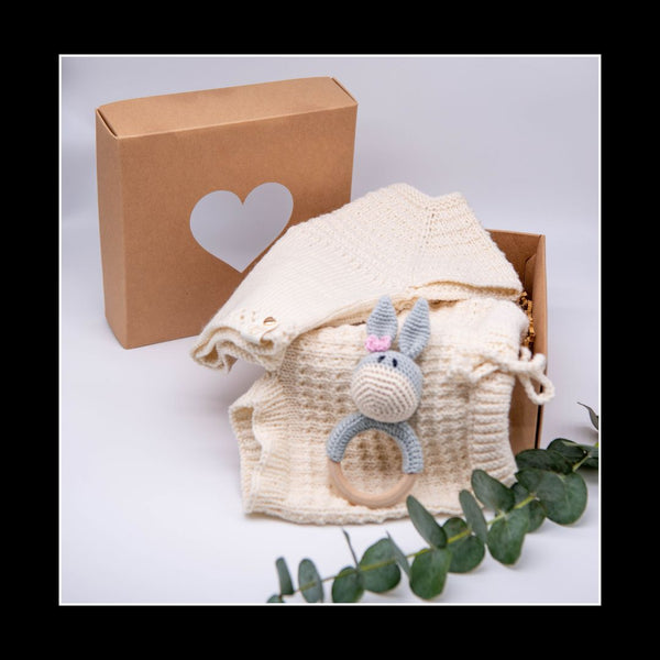 Geschenkbox zur Geburt – „Little Beauty“ aus Bio-Merinowolle