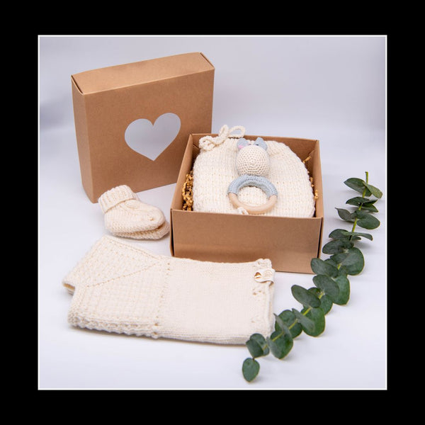 Geschenkbox zur Geburt – „Little Beauty“ aus Bio-Merinowolle