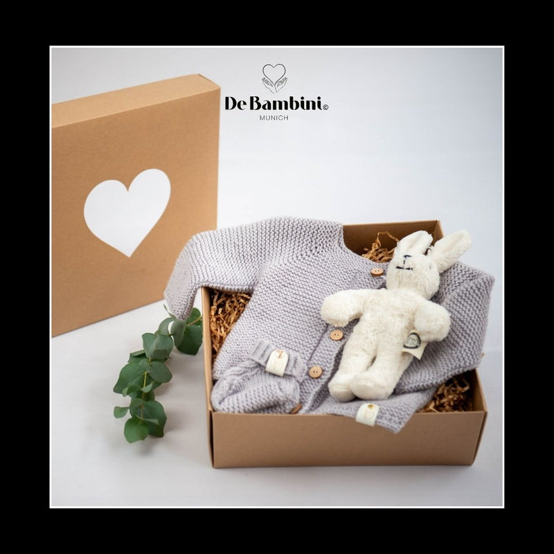 Geschenkbox „Hasi-Liebe“ – Strickset mit Bio Kuschelhase von Senger