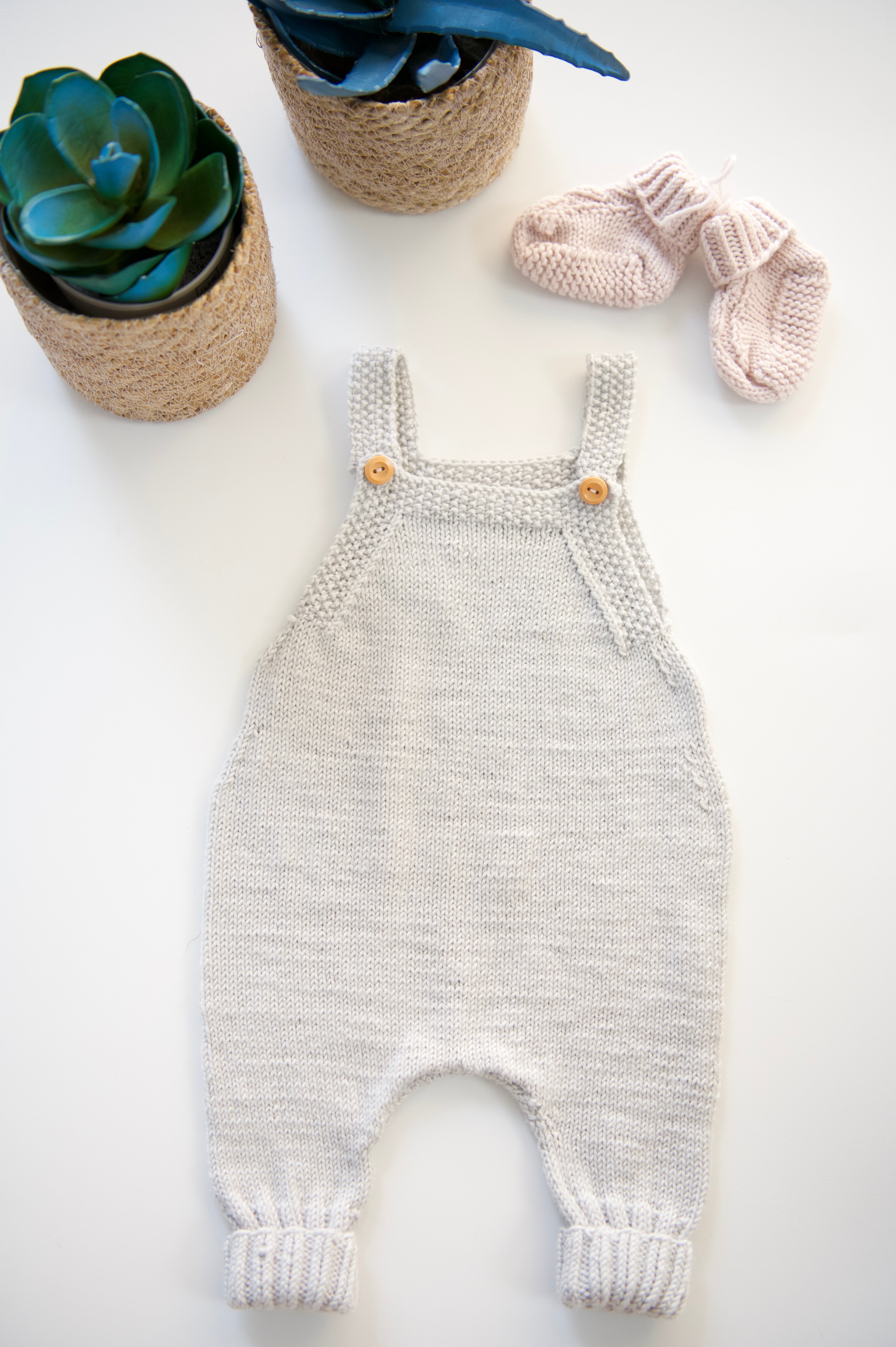 Baby Strick-Latzhose aus GOTS-zertifizierter Bio-Merinowolle