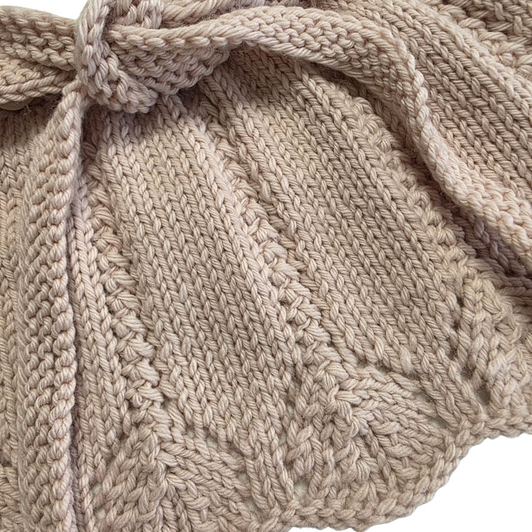 Strick-Schürze mit feinem Lochmuster, handgestrickt